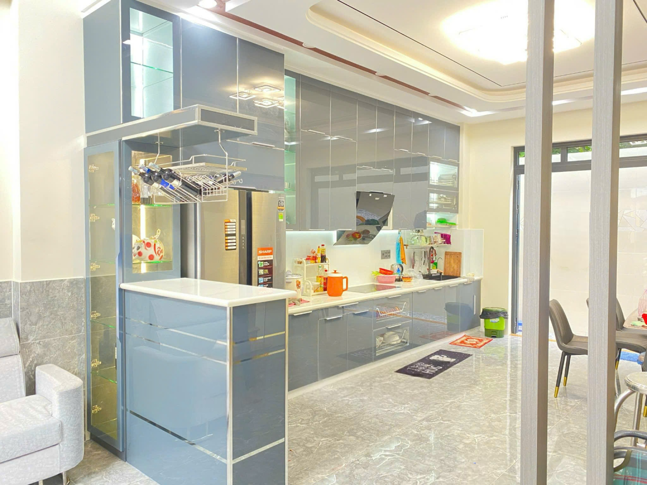 Tủ bếp cánh kính sang trọng và hiện đại